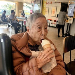 开云体育官方入口-TVB视后宣萱的顶级炫富，不是豪车名表，而是她车后座的102岁保姆