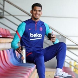 开云体育在线入口-阿劳霍：我的领袖气质与生俱来 想在巴萨队史留名